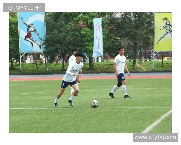 体验足球明星的荣耀与挑战，感受绿茵场上顶级球员的日常与梦想